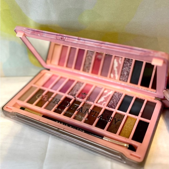 New Paris Hilton Orchid Fantasy Eyeshadow Palette - Picture 1 of 6